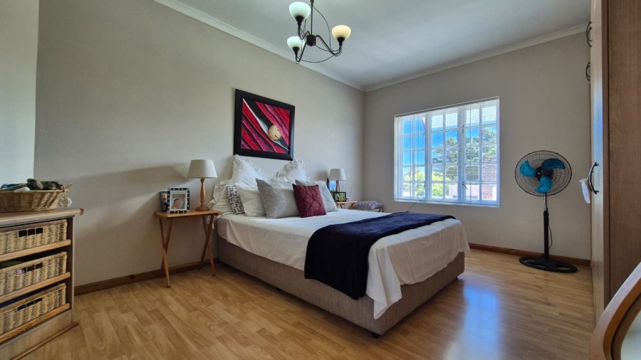 5 Bedroom Property for Sale in Middedorp Western Cape